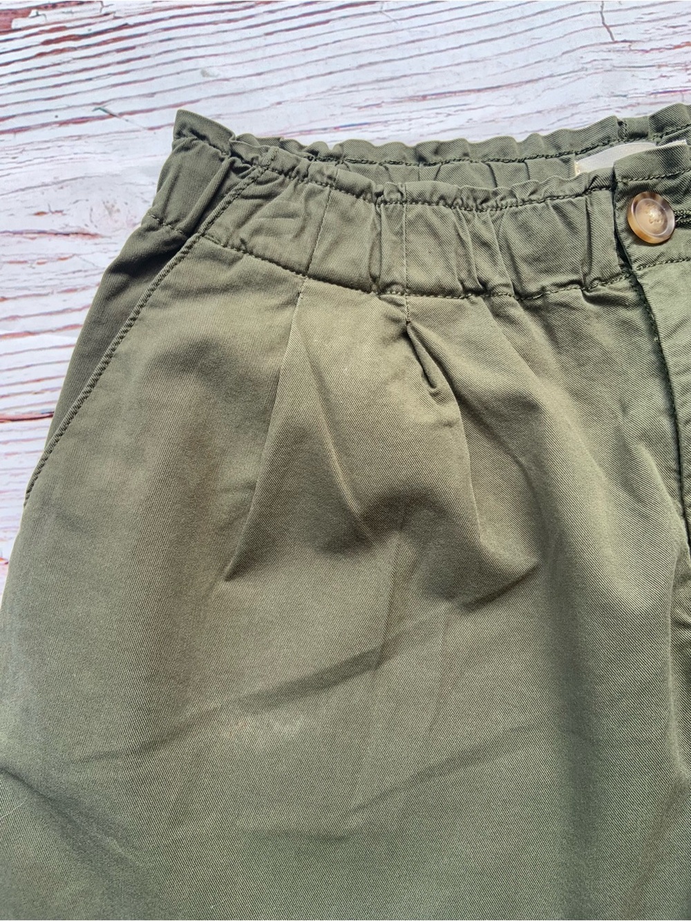 LOFT Women’s Olive Green Pleated Pull-On Shorts - Picture 3 of 5